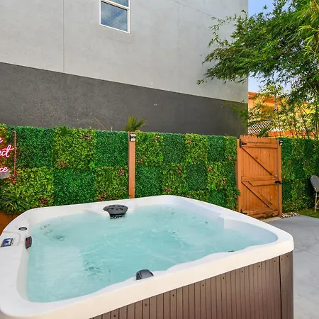 Designer Sun Filled Condo - Walk To Town